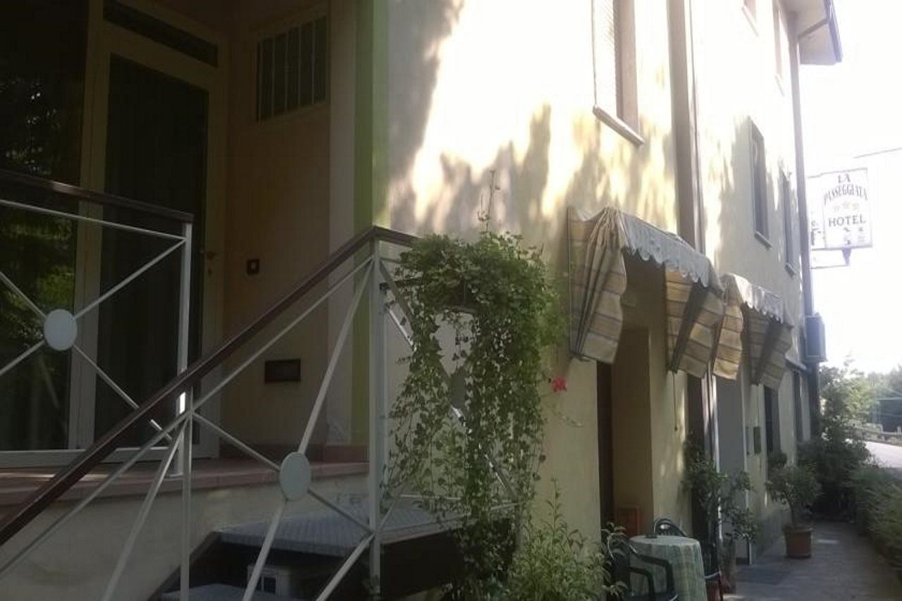Hotel La Passeggiata Desenzano del Garda Exteriör bild
